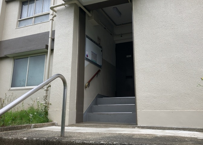【ロビー】 | 緑ヶ丘第３住宅２３０２号棟 | ロビーというと、エントランスと何がちがうの？と思いますよね。実はロビーとエントランスには明確な決まりはありません。物件によっては、エントランスを入って広がるある程度の広さのある空間がロビーとなります。
