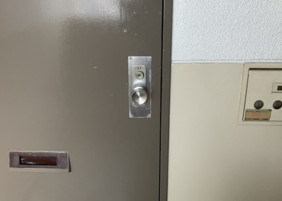 【防犯設備】 | 緑ヶ丘第３住宅２３０２号棟 | 室内の防犯設備もチェックしましょう！モニター付きインターホンが設置されているか、防犯シャッターが設備されているか、ベランダに人が上がってきにくい高さかなどチェックしておくと入居後も安心できるでしょう。