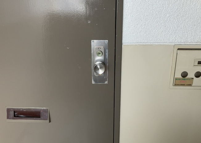 【防犯設備】 | 緑ヶ丘第３住宅２３０２号棟 | 室内の防犯設備もチェックしましょう！モニター付きインターホンが設置されているか、防犯シャッターが設備されているか、ベランダに人が上がってきにくい高さかなどチェックしておくと入居後も安心できるでしょう。