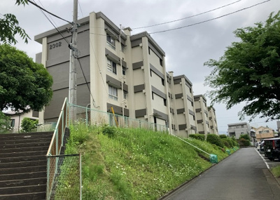 【外観】 | 緑ヶ丘第３住宅２３０２号棟 | マンションの外観は非常に重要なポイントです！外観の善し悪しは資産価値に大きな影響を与えます。外観のいいマンションを購入することで、高値で売却がしやすく、買い手が見つかりやすいというメリットがあります。