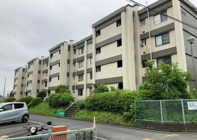 【外観】 | 緑ヶ丘第３住宅２３０２号棟 | 隣家の土地はどうなっているのか、生活利便施設が近くにあるのか、学校まで近いかなど、お客様のライフスタイルにあわせたイメージが重要です。また、近くにあると困る施設が近くにないかも確認するといいでしょう。