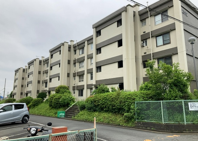 【外観】 | 緑ヶ丘第３住宅２３０２号棟 | 隣家の土地はどうなっているのか、生活利便施設が近くにあるのか、学校まで近いかなど、お客様のライフスタイルにあわせたイメージが重要です。また、近くにあると困る施設が近くにないかも確認するといいでしょう。