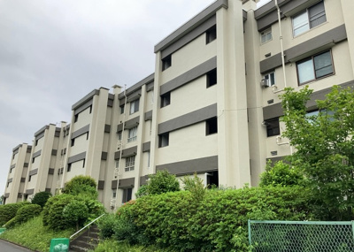 【現況写真】 | 緑ヶ丘第３住宅２３０２号棟 | 眺望の良さを楽しめるダイニングキッチンで家族団らんの時間を過ごしてはいかがでしょうか。バルコニーから見える景色を家族で眺める時間は、時間が経つのを忘れてしまいそうですね。是非、現地を見に行きましょう！