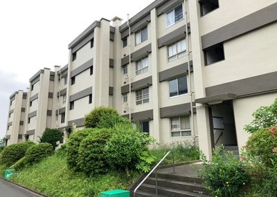 【現況写真】 | 緑ヶ丘第３住宅２３０２号棟 | 景色重視でお家選ぶをするとスーパーが遠い！学校が遠い！など生活をするうえで利便性で困ることもあります。まず一度現地を見学する際に、周辺の施設などがあるかを確認し、暮らし始めた後のことを想像しましょう。