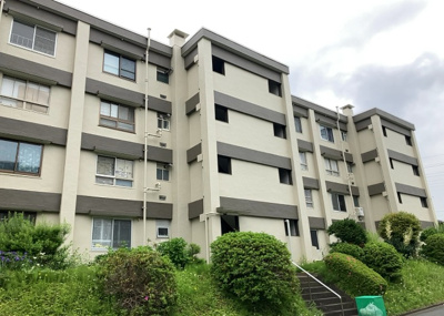 【構造・工法・仕様】 | 緑ヶ丘第３住宅２３０２号棟 | ＲＣ造、Reinforced Concreteは直訳すると補強されたコンクリートです。主に柱や梁・床・壁が鉄筋とコンクリートで構成おり、鉄筋を組んだ型枠にコンクリートを流し込んで固めたものを指します。