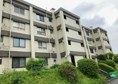【構造・工法・仕様】 | 緑ヶ丘第３住宅２３０２号棟 | ＳＲＣ造は強度や耐震性の面でもRC造と比べて優れています。そのため、10階建以上の高層または超高層マンションなどの建築にも多く採用されています。柱や梁などのサイズが小さくても高い耐震性を確保できます。