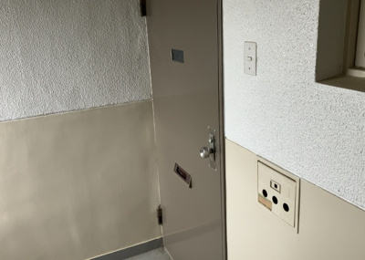 【玄関】 | 緑ヶ丘第３住宅２３０２号棟 | 玄関は家の顔でもあり、家族以外の目にも止まる場所です。玄関は外との間を仕切る扉、靴などをしまっておく収納スペース、靴脱ぎのたたきスペース、来客とのやり取りをするドアホンなど複数のアイテムからなります。