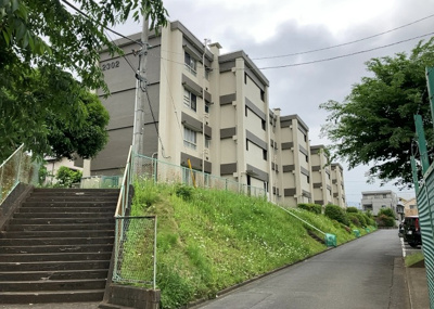 【外観】 | 緑ヶ丘第３住宅２３０２号棟 | 外観はマンション管理がされているかの目安になります。築年数が古いと、壁面は劣化してひび割れが生じることも！建物が古びていても細かいところが修繕されていると、きちんと管理されているなぁと感じるでしょう。