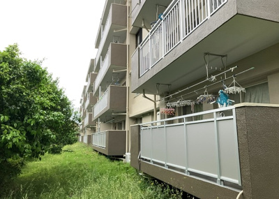 【バルコニー】 | 緑ヶ丘第３住宅２３０２号棟 | 一般的なバルコニーは、奥行1.5ｍ程ですが、ワイルドバルコニーは2ｍまで広がっています。そのため洗濯物の間隔をあけ干すことができ、乾きやすいというメリットや、ガーデニングが楽しめる等の特徴があります。