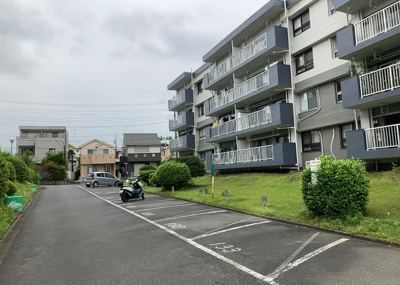 【展望】 | 緑ヶ丘第３住宅２３０２号棟 | 眺望の良さを楽しめるダイニングキッチンで家族団らんの時間を過ごしてはいかがでしょうか。バルコニーから見える景色を家族で眺める時間は、時間が経つのを忘れてしまいそうですね。是非、現地を見に行きましょう！