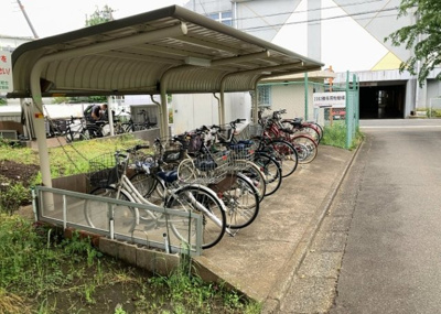 【駐車場】 | 緑ヶ丘第３住宅２３０２号棟 | 車一台あたりに必要なスペースは、標準サイズの普通自動車で横幅2m50cm、長さ5mは必要になります。ただし、乗降のことも考慮して横幅3m30cm、長さ5m50cmほどは確保できるところを選びましょう。