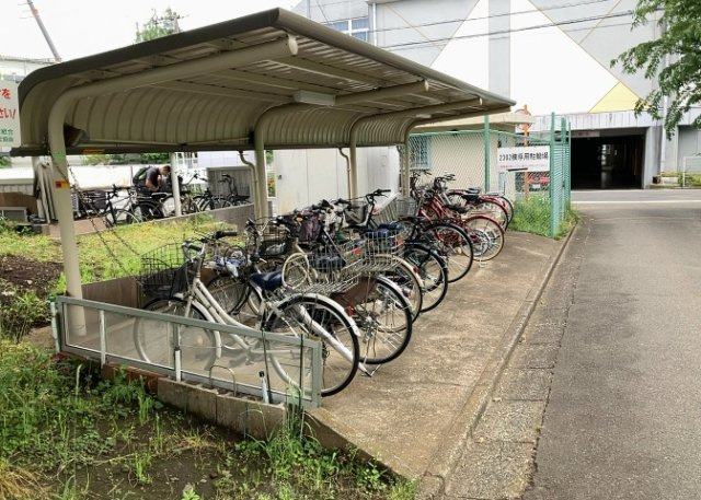 【駐車場】 | 緑ヶ丘第３住宅２３０２号棟 | 車一台あたりに必要なスペースは、標準サイズの普通自動車で横幅2m50cm、長さ5mは必要になります。ただし、乗降のことも考慮して横幅3m30cm、長さ5m50cmほどは確保できるところを選びましょう。