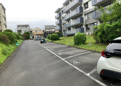 【駐車場】 | 緑ヶ丘第３住宅２３０２号棟 | 駐車場と明記されていても、最小スペースでつくられた駐車場だと大型車は駐車できなかったり、出入りしにくくなったりする可能性があります。お車のサイズと購入したい物件の駐車場のサイズを現地で確認しましょう。