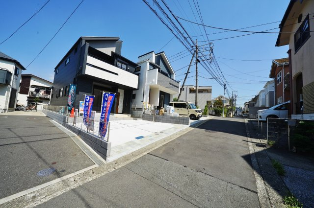 【横浜市旭区金が谷1丁目13-10全2棟新築戸建て】★仲介手数料無料★（笹野台小学校・希望が丘中学校）の前面道路含む現地写真
