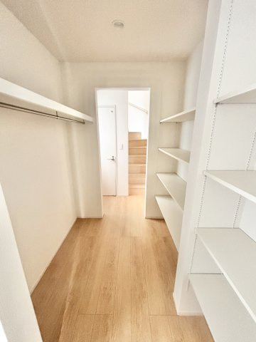 【仲介手数料無料／蟹江町】海部郡蟹江町大字蟹江新町　ブルーミングガーデン　新築戸建　4号棟　の収納|ウォークスルークローゼット