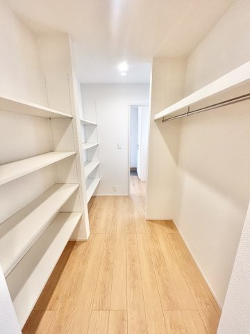【仲介手数料無料／蟹江町】海部郡蟹江町大字蟹江新町　ブルーミングガーデン　新築戸建　4号棟　の収納|ウォークスルークローゼット