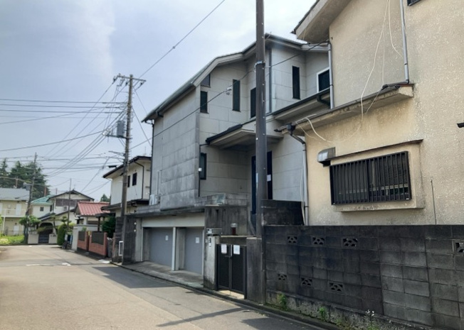 【外観】 | 住宅用の土地では前面道路に2m以上接していなければならないと法律で定められています。しかし、お持ちの車のサイズやライフスタイルなどにより、2mでは利便が悪い場合もございますので、事前に確認しましょう。