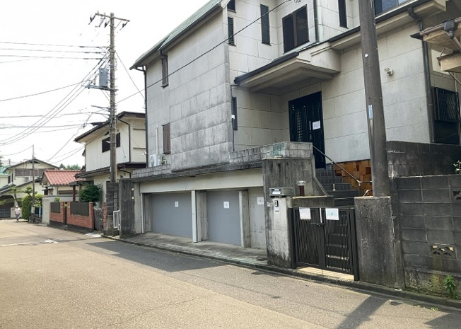 【外観】 | 道幅が広い場所は日当たりや風通が良好です。幅が広いのですれ違いも可能ですし大きな車でも駐車可能！一方で、大型車が通ることも多くなるため交通量の増加により騒音に繋がります。また土地の値段が高くなります。