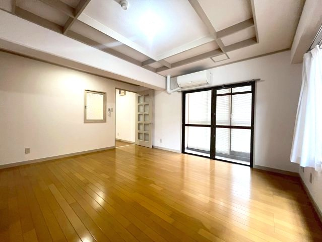 レジデンス國富の居間・リビング|こちらのリビングで趣味の時間をお楽しみください