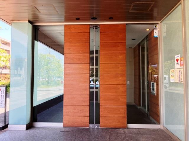 グリーンラグーナ甲子園Ａ棟のエントランス