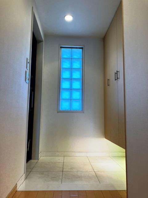 グリーンラグーナ甲子園Ａ棟の玄関