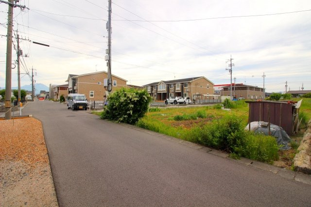 両三柳売土地の前面道路含む現地写真|周辺はアパートも多い地域になります。