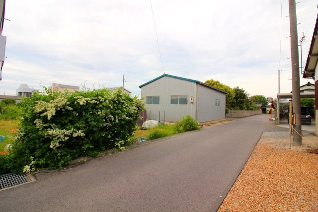 両三柳売土地の前面道路含む現地写真|前面道路は幅員約4.5ｍになります。