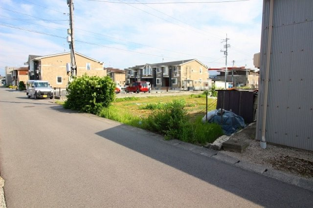 両三柳売土地の外観|産業道路までの道中も幅員が広い道の為、車の運転も安心です。