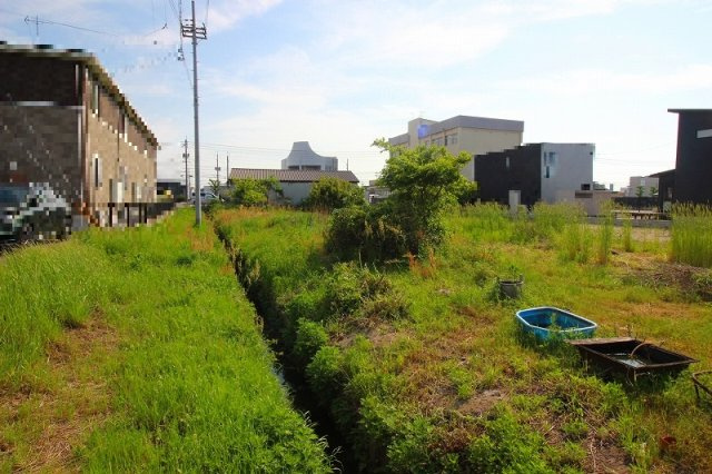 両三柳売土地の周辺|隣接地は水路と里道になります。