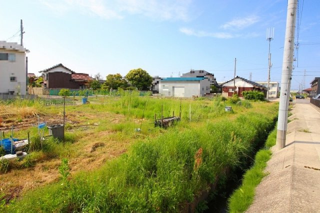 両三柳売土地の外観|敷地後ろ側からの写真となっております。