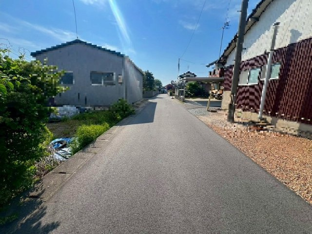 両三柳売土地の前面道路含む現地写真|幅員約4.5mの公道になります。