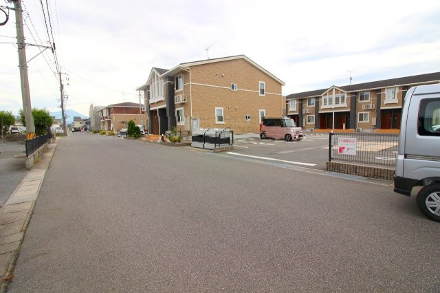 両三柳売土地のその他|産業道路までの道中も幅員が広い道の為、車の運転も安心です。