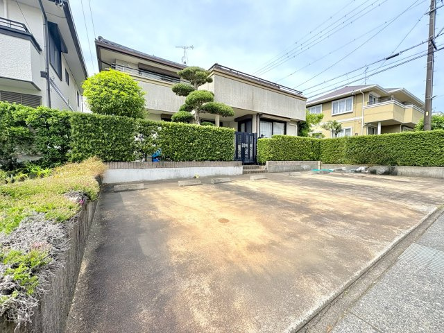 売中古戸建　駿河区大谷の駐車場|駐車スペースは並列で4台分。間口も13ｍ以上あり余裕をもって駐車できます。