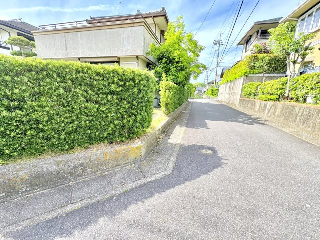 売中古戸建　駿河区大谷の前面道路含む現地写真|東側の接道。こちらの道路も幅員5mです。