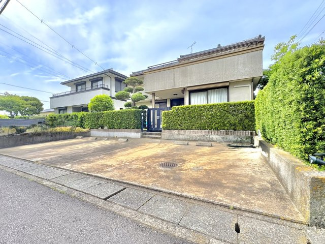 売中古戸建　駿河区大谷の外観|駐車スペースは並列で4台分！前面道路も幅員が5メートルあり駐車もしやすいです。