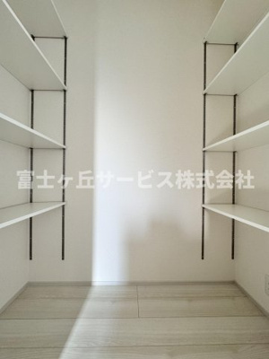 【収納】 | 焼津市利右衛門 2期 新築一戸建て 1号棟 | キッチン横にある可動棚の収納です