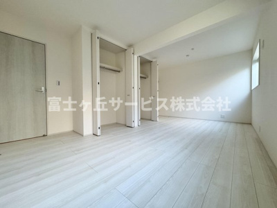 【洋室】 | 焼津市利右衛門 2期 新築一戸建て 1号棟 | 将来的には壁で仕切って2つの部屋にすることも可能です