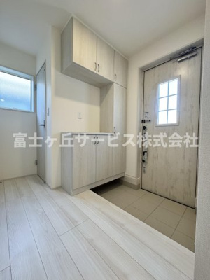 【玄関】 | 焼津市利右衛門 2期 新築一戸建て 1号棟 | 収納もある玄関です
