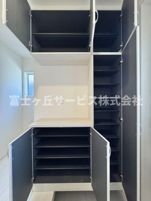 【収納】 | 焼津市利右衛門 2期 新築一戸建て 1号棟 | 玄関にある収納です