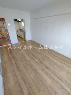 【居間・リビング】 | サンシャトレ神ノ輪 | 別部屋写真です。