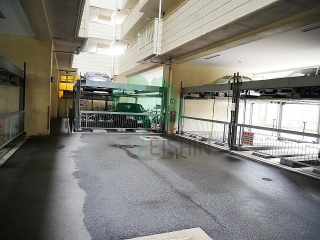 アルティザ博多プレミアの駐車場