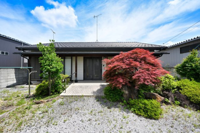 【外観】 | 太田市東新町　ガレージ付き平屋中古 | 青空に映えるエクステリアです。
ぜひ一度ご見学ください！
