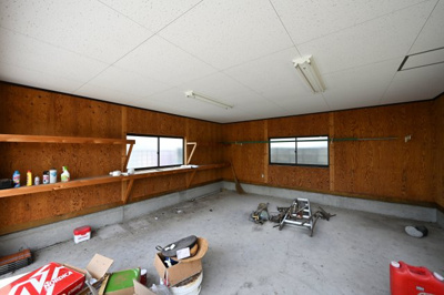 【駐車場】 | 太田市東新町　ガレージ付き平屋中古 | 棚付きなので工具やタイヤもしっかり置けます