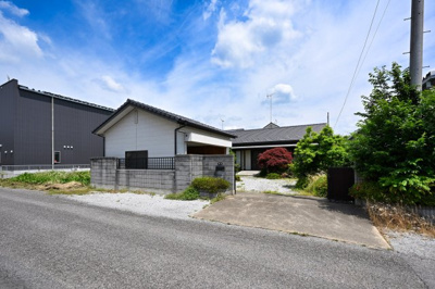 【前面道路含む現地写真】 | 太田市東新町　ガレージ付き平屋中古 | 南道路で日当たり良好！