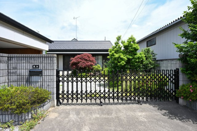 【外観】 | 太田市東新町　ガレージ付き平屋中古 | 防犯対策になる鍵付きの門