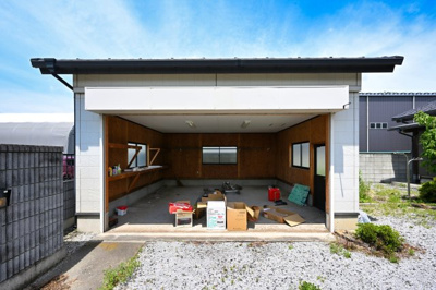 【駐車場】 | 太田市東新町　ガレージ付き平屋中古 | 並列駐車可能なガレージです！工具置き場もあり車好きにはたまらない設備♪