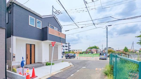 川崎市高津区蟹ケ谷の新築一戸建の前面道路含む現地写真|車通りが少ない為、小さなお子様にも安心です。
是非一度、現地へ起こしください。

