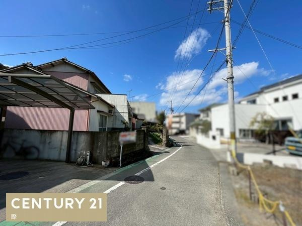 海南市幡川　中古戸建の前面道路含む現地写真