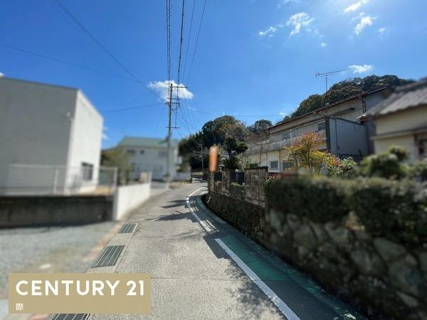 海南市幡川　中古戸建の前面道路含む現地写真