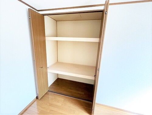 グランドールアサヒの収納|納戸（約6.3畳）の収納　※2022年9月撮影
